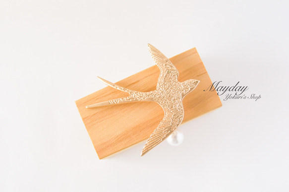 『空へ飛ぶ金色のツバメのブローチ』 5枚目の画像