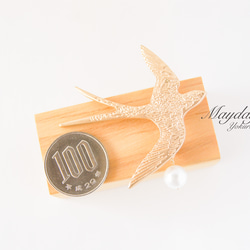 『空へ飛ぶ金色のツバメのブローチ』 6枚目の画像