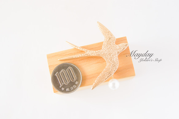 『空へ飛ぶ金色のツバメのブローチ』 6枚目の画像