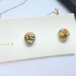 ＊264 ラウンド　小ぶり　グリーン×レッド　レジン　ピアス/イヤリング 1枚目の画像