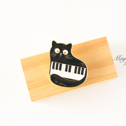 『猫と音楽シリーズ〜丸い目の猫とピアノのブローチ』 5枚目の画像