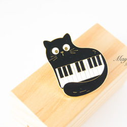 『猫と音楽シリーズ〜丸い目の猫とピアノのブローチ』 3枚目の画像