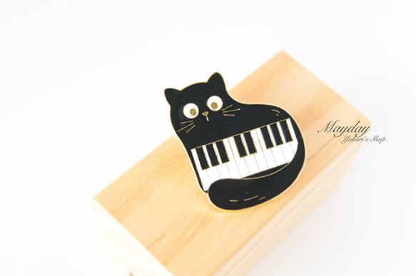 『猫と音楽シリーズ〜丸い目の猫とピアノのブローチ』 3枚目の画像