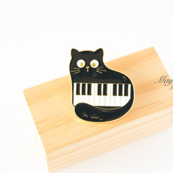 『猫と音楽シリーズ〜丸い目の猫とピアノのブローチ』 2枚目の画像