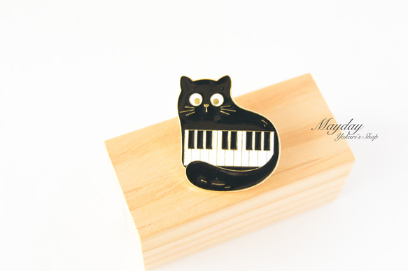 『猫と音楽シリーズ〜丸い目の猫とピアノのブローチ』 2枚目の画像