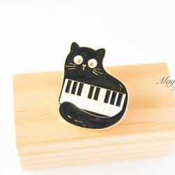 『猫と音楽シリーズ〜丸い目の猫とピアノのブローチ』 4枚目の画像