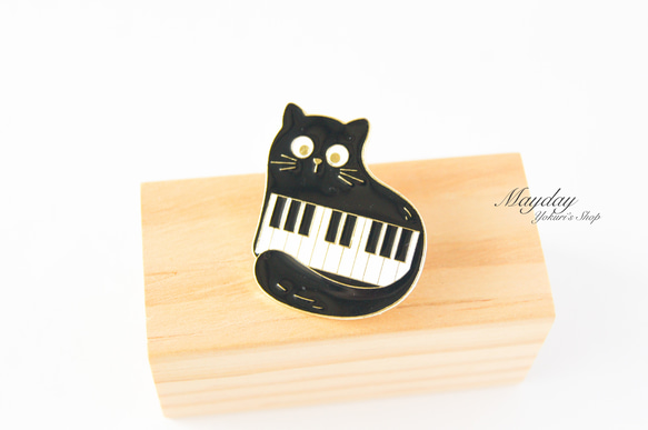 『猫と音楽シリーズ〜丸い目の猫とピアノのブローチ』 4枚目の画像