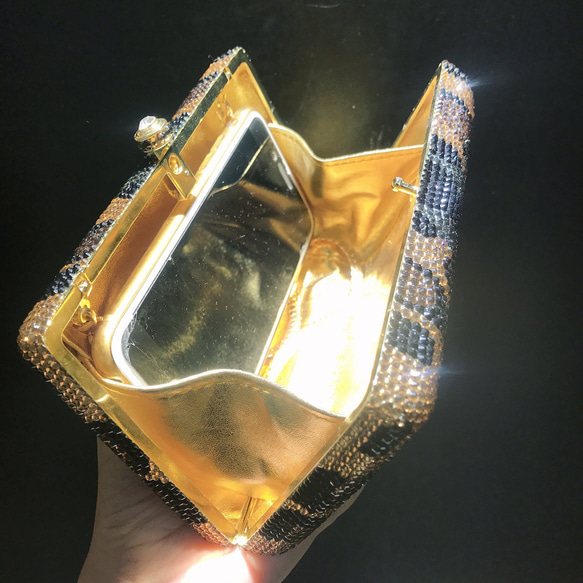ゴールドのヒョウ柄、手作りのダイヤモンドをちりばめたクラッチバッグ。テーマパーティーや晩餐会、和装に合わせて 9枚目の画像