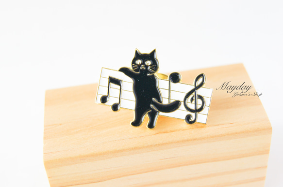 『猫と音楽シリーズ〜音楽に合わせて踊る猫のブローチ』 2枚目の画像