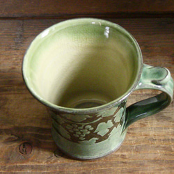 ブドウ文マグカップ（織部） 5枚目の画像