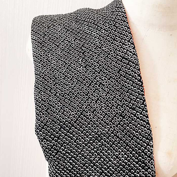 シルク 着物スカーフ 【 着物リメイク 】 ふんわり 総絞り / 黒 * 赤 / リバーシブル 6枚目の画像