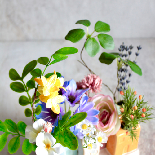 陶器製花瓶 小人形付き 楽天市場】在庫数限り 信楽焼 一輪挿し 緋色 長 スカーレット