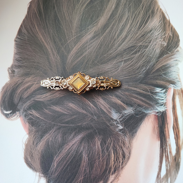 ゴールド色透かしとスクエアカボションのバレッタ 3枚目の画像