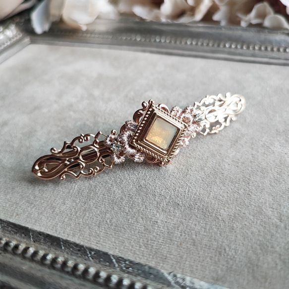 ゴールド色透かしとスクエアカボションのバレッタ 2枚目の画像