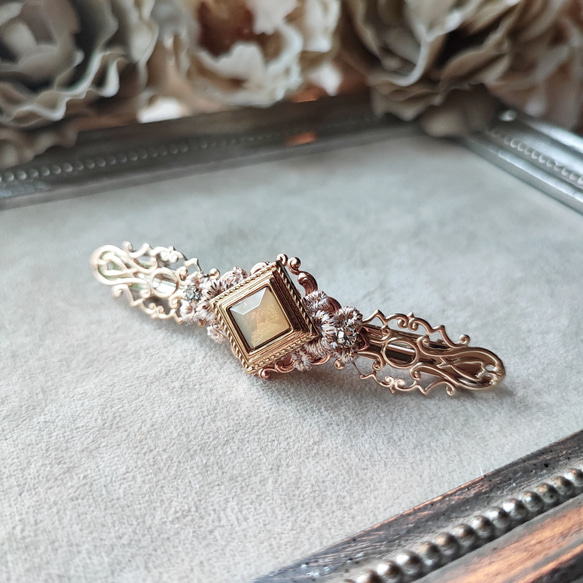 ゴールド色透かしとスクエアカボションのバレッタ 7枚目の画像