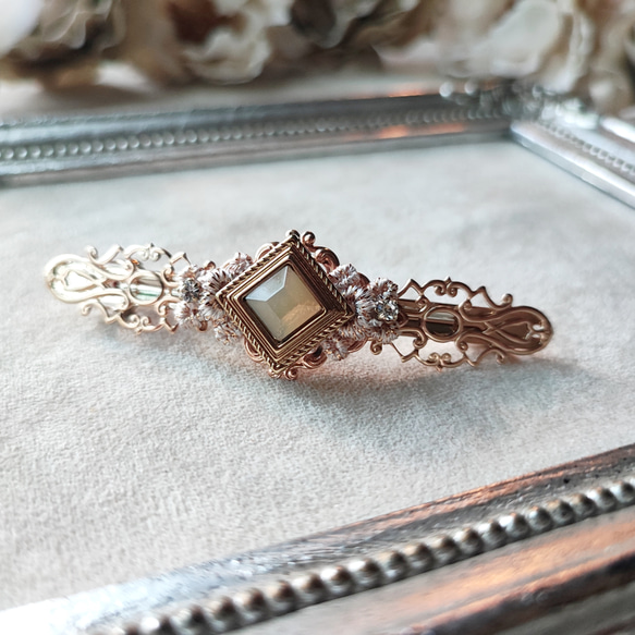 ゴールド色透かしとスクエアカボションのバレッタ 1枚目の画像