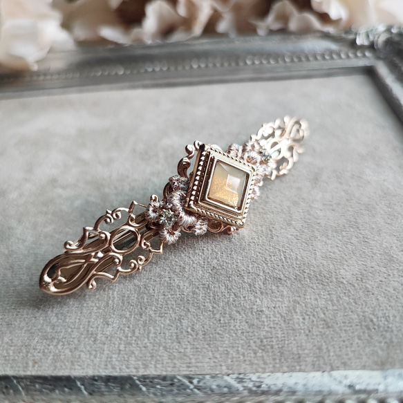 ゴールド色透かしとスクエアカボションのバレッタ 5枚目の画像