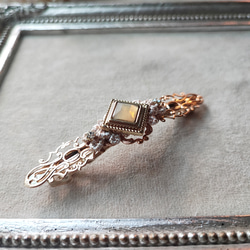 ゴールド色透かしとスクエアカボションのバレッタ 4枚目の画像