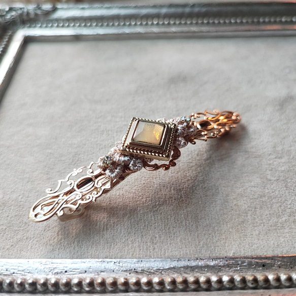 ゴールド色透かしとスクエアカボションのバレッタ 4枚目の画像