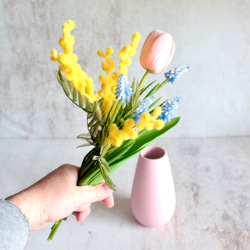 パステルピンクの小さな素焼きの花瓶に春を代表するチューリップとムスカリとミモザのミニ造花ブーケアレンジ 6枚目の画像
