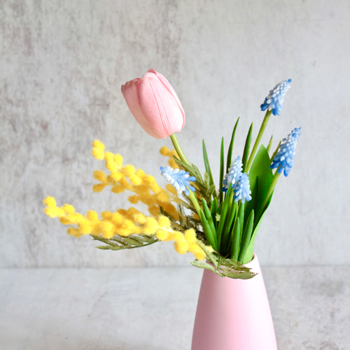 花器込み】パステルピンクの小さな素焼きの花瓶に春を代表する