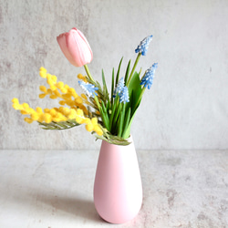 パステルピンクの小さな素焼きの花瓶に春を代表するチューリップとムスカリとミモザのミニ造花ブーケアレンジ 1枚目の画像