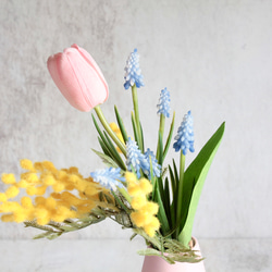 パステルピンクの小さな素焼きの花瓶に春を代表するチューリップとムスカリとミモザのミニ造花ブーケアレンジ 7枚目の画像