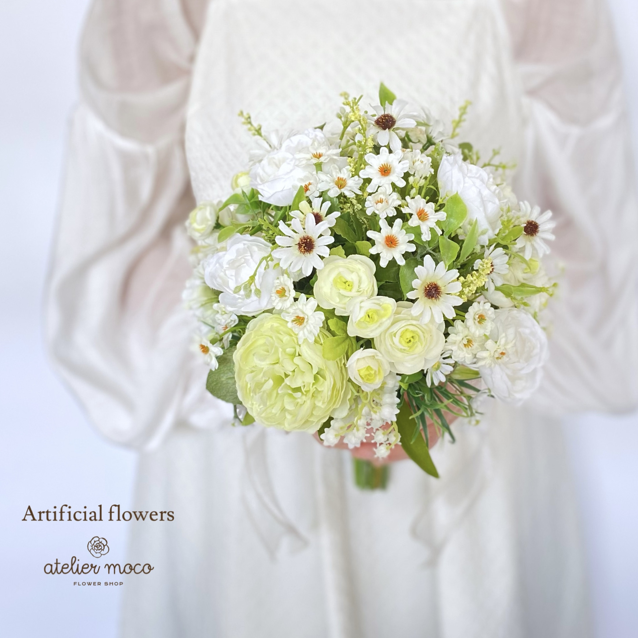 【オーダーメイド】ラナンキュラスとデイジーの ラウンド クラッチ ブーケ（造花・ウェディング・結婚・前撮り・フォト）