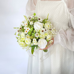 ホワイトラナンキュラスとデイジーの ラウンド クラッチ ブーケ（造花・ウェディング・結婚・前撮り・フォト） 5枚目の画像