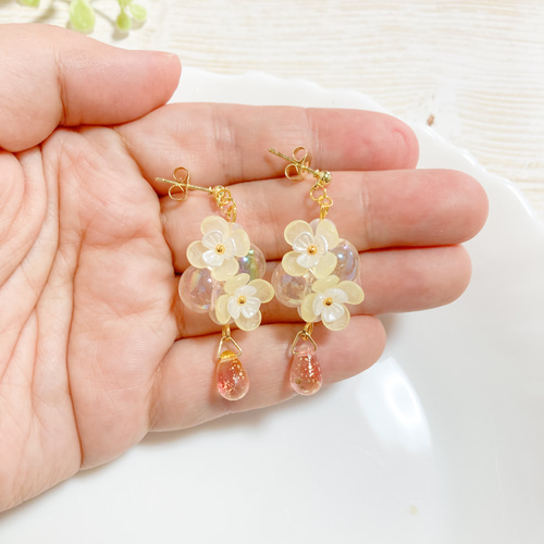 手染めビーズ使用 春のニュアンスカラーお花ピアス／イヤリング 2024
