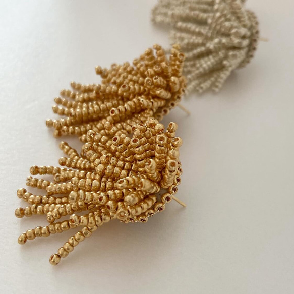 ビーズ刺繍ピアス「ゴールドのふさふさ」 2枚目の画像