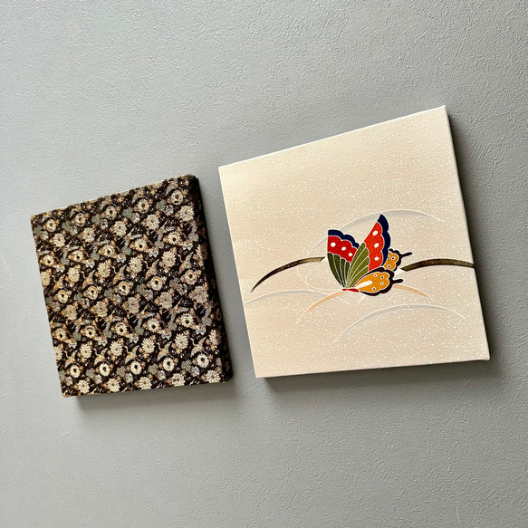 着物のファブリックパネル　アンティークモダンに飛ぶ蝶（2枚セット）　着物リメイク　インテリア　古民家　ひなまつり　壁飾り 2枚目の画像