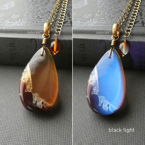 天然琥珀＞ ブルーアンバー しずく 38×21mm 羽ばたく鳥 青の琥珀