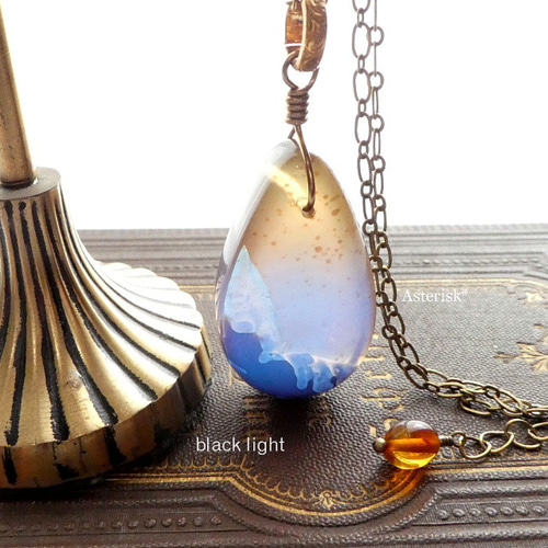 天然琥珀＞ ブルーアンバー しずく 38×21mm 羽ばたく鳥 青の琥珀の