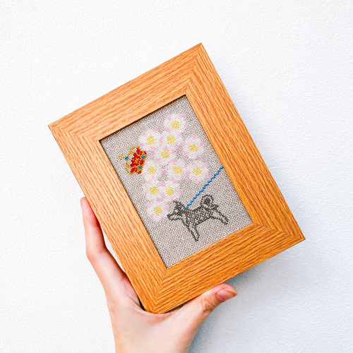 スウェーデン・ストックホルム王立公園の八重桜とお散歩犬