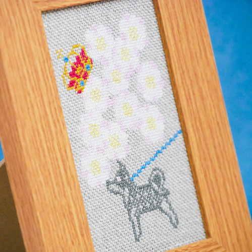 スウェーデン・ストックホルム王立公園の八重桜とお散歩犬