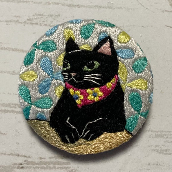 手刺繍オリジナルブローチ＊黒猫さんA 1枚目の画像