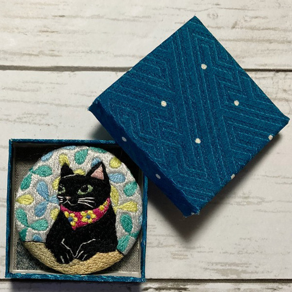 手刺繍オリジナルブローチ＊黒猫さんA 2枚目の画像