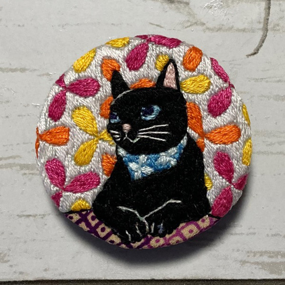 手刺繍オリジナルブローチ＊黒猫さんB 1枚目の画像
