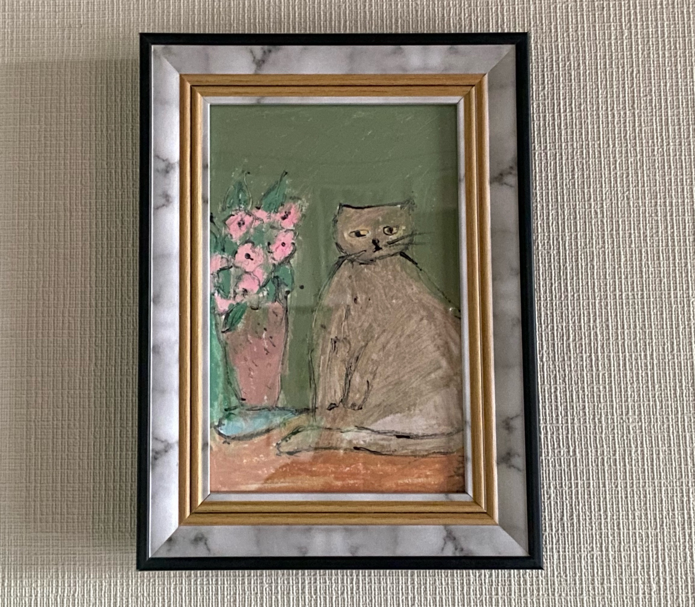 絵画。原画【ぽっちゃりした猫が美しい花の前でぼんやりしている