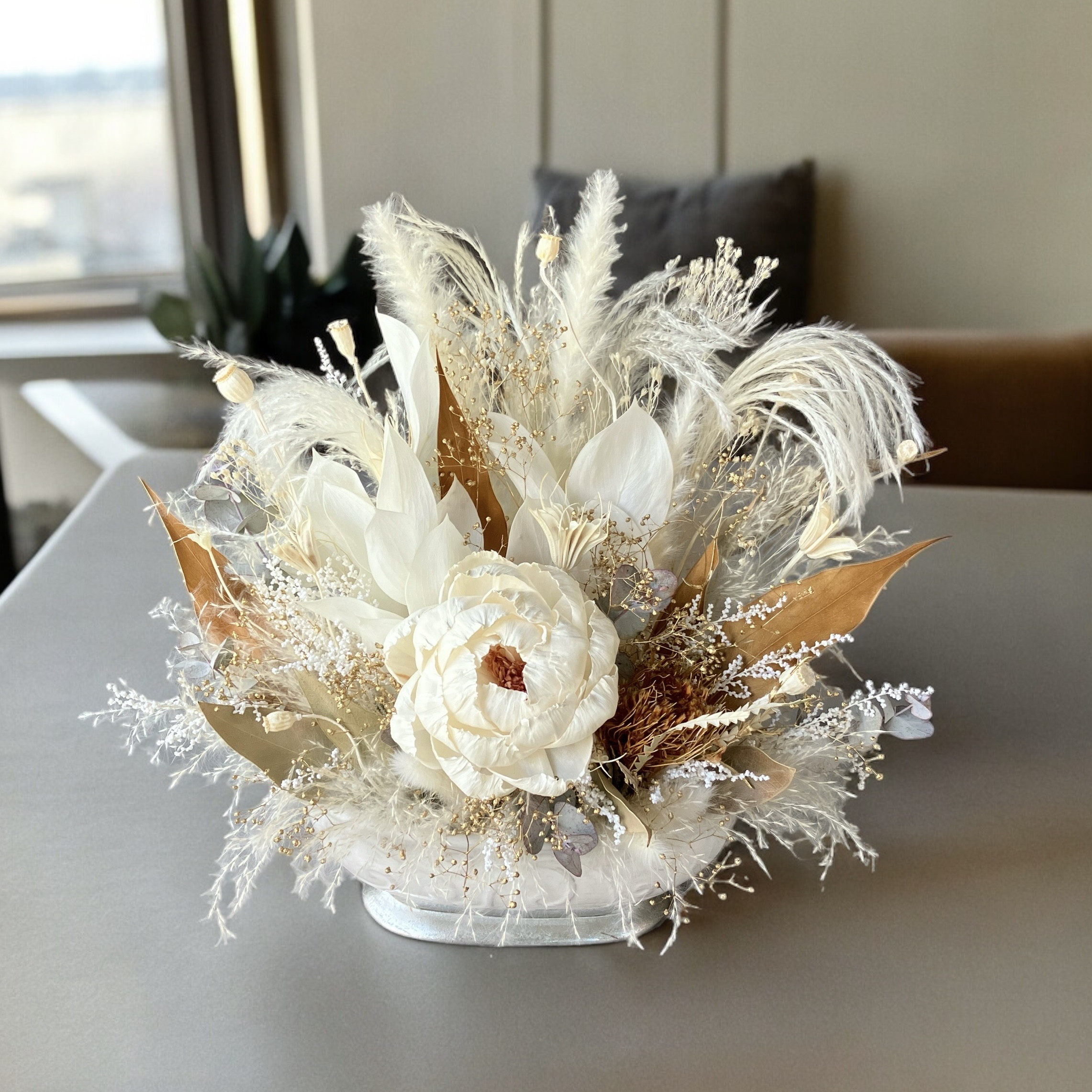 エレガントな陶器のドライフラワーアレンジメント / 白いアレンジメント 開店祝い 結婚祝い 店舗装飾 ホワイトベージュ
