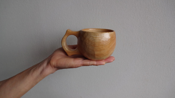 由一整塊柏木雕刻而成的咖啡杯。 第5張的照片
