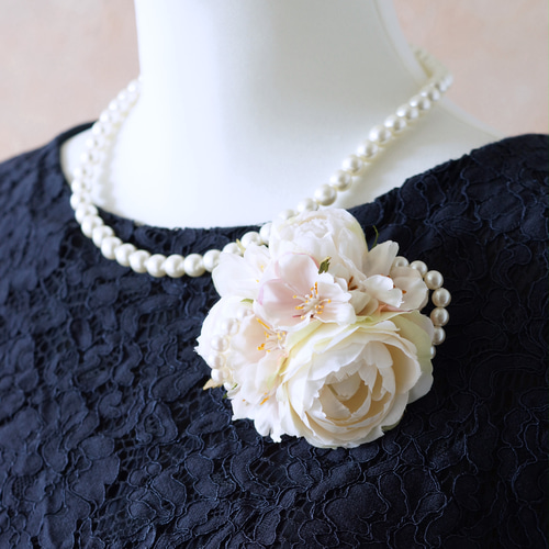 CHANEL ホワイト フラワーコサージュ　卒業式　入学式に 小さなコサージュ ホワイト＆ベージュ パール＆リボン 結婚式