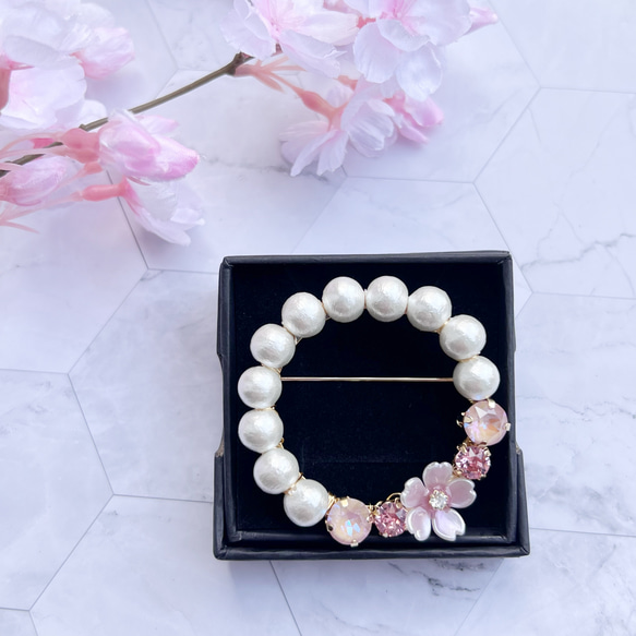 華やか大きめ　コットンパールと桜のサークルブローチ　コサージュ　ガラスストーンを添えて 3枚目の画像