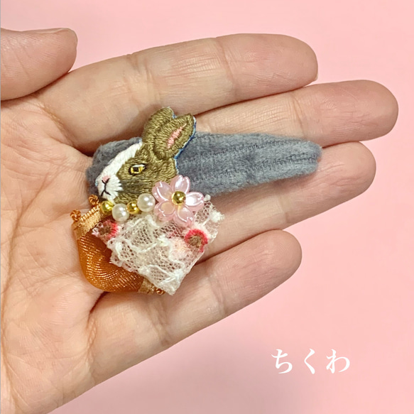 【dress up/うさぎ/ちくわ】刺繍ヘアピン 1枚目の画像