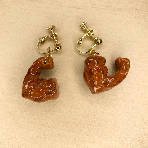 マッチョな腕ピアス(日焼け) ピアス（フック・チェーン