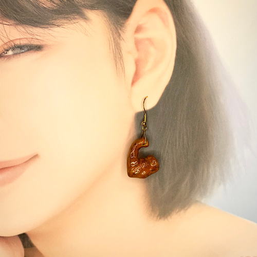 ハンドメイド♡ピアスorイヤリング大きさ確認用♡ マッチョな腕ピアス(日焼け) ピアス（フック・チェーン