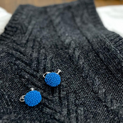 丸いきらきらイヤリング　丸い青いイヤリング　ビーズ＆かぎ針編み　ニッケルフリーメッキ/ネジバネ式　 5枚目の画像