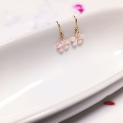 [再販]【K18】桜ピンクシェルのピアス｡シンプルデザインの花が上品・キレイめなナチュラル感を演出する(K18刻印あり) 4枚目の画像