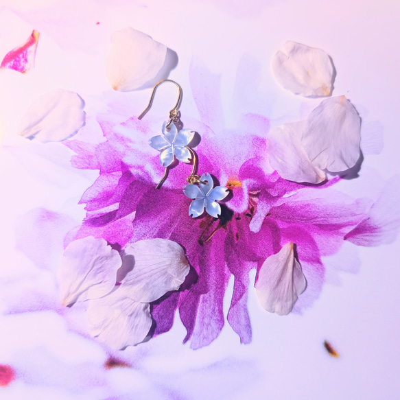 【K18】桜ホワイトシェルのピアス｡シェルの美しい光沢が瞬く｡シンプルデザインのナチュラル感(K18刻印あり) 2枚目の画像